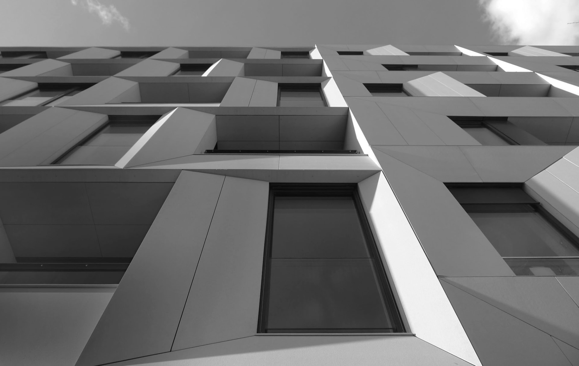 Moderne Fassade in Schwarz-Weiß