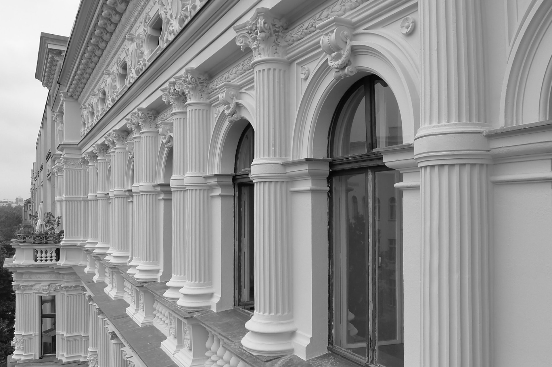 Klassizistische Fassade mit Säulen und Rundbogenfenstern in Schwarz-Weiß